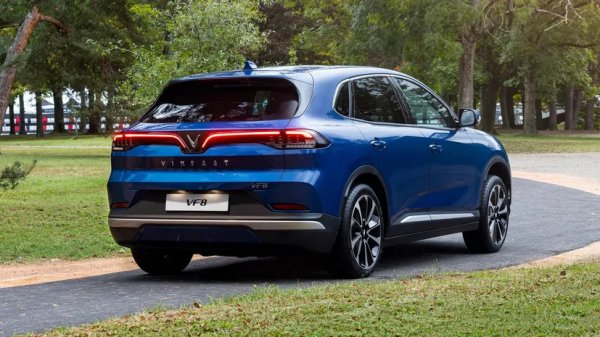 VinFast пристигна през 2022 от Виетнам, без никаква подобна история и с план да свали Tesla от върха със своя електрически SUV &ndash; VF8.

Когато рецензентите се добраха до автомобилите, откриха, че климатроникът не работи правилно, мигачите са ненадеждни, а навигацията е най-добре да бъде игнорирана. 

Консенсусът беше, че колата не е готова за производство. И въпреки това, тя се произвеждаше.
